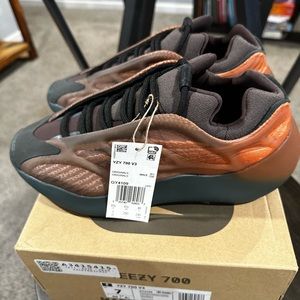 Yeezy 700 Copper Fade size 7